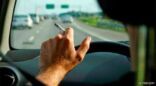 “المرور” يجيب على سؤال “هل التدخين أثناء القيادة يعتبر مخالفة؟”