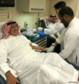 الأمير مقرن بن عبدالعزيز ونجله يتبرعان بالدم للجنود المصابين