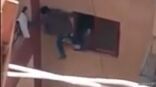 بالفيديو.. القبض على سيدة مصرية أجبرت طفلها على تسلق بناية سكنية مُعرِّضة حياته للخطر