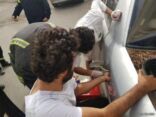 الدفاع المدني ينجح في تحرير يد شخص احتجزت في فتحة خزان وقود السيارة