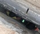إنقاذ طفل سقط في شق أرضي بين جدران خزان تحت الإنشاء بعفيف