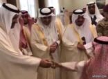 خلال استقباله المهنئين بالعيد.. أمير الباحة يهدي ساعته لطفل ألقى قصيدة أمامه (فيديو)