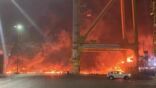 الإمارات تعلن أن الحريق الناجم عن انفجار إحدى الحاويات على متن سفينة بميناء جبل علي تحت السيطرة