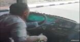 القبض على السائق الذي ظهر في مقطع فيديو وهو يقود حافلة بأسلوب غير نظامي