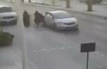 “شرطة الرياض” تصدر بيانا حول فيديو سرقة امرأة مسنة وسقوطها أرضا