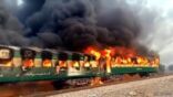 عشرات القتلى في حريق هائل داخل قطار بـ باكستان