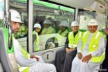 وزير النقل يتفقد مشروع “النقل العام بالرياض” ويجرب إحدى عربات القطار