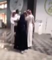 فيديو متداول لاشتباك بين شاب وفتاة في مول تجاري شمال الرياض