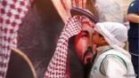 طفل يقبل صورة ولي العهد الأمير محمد بن سلمان بطريقة عفوية