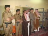 محافظ عفيف يعايد نزلاء وحدة سجن عفيف