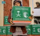 مركز الملك سلمان للإغاثة يوزّع أكثر من 133 طنًا من السلال الغذائية في مديرية حجر بحضرموت