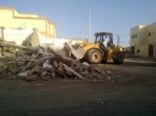 بلدية عفيف تقوم بازالة عدد من المنازل مهجورة