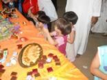 لجنة التنمية الاجتماعية تقدم هدية و حلوى العيد على أهالي المحافظة بالسوق الداخلي