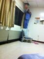 كاميرا مواطن ترصد عاملة بمستشفى عفيف تخبيء بضاعتها في السقف