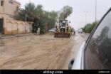 بلدية عفيف تقوم بردم الحفر المليئه بالمياه في شارع السجن