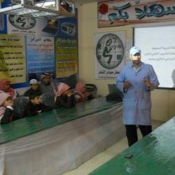 تفاح “ايرانى” مغلف بصفحات من القرآن الكريم