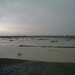 مياه الأمطار تكشف حقيقة شوارع محافظة عفيف المهترئه بعد تسببها في سقوط مركبه واصابة قائدها