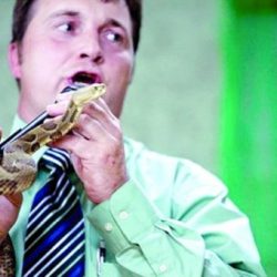 الأسد يحتجز عائلات “دبلوماسييه” في مجمع عسكري