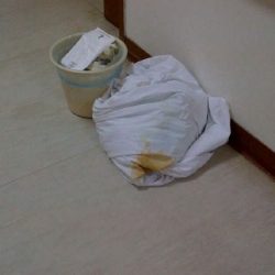 مواطن يتفاجأ بحشره ( دوده ) قدمها مطعم بعفيف بعد شرائه لوجبه غذائيه