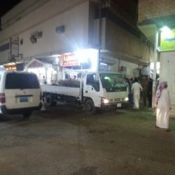 بالصور : معلمات عفيف يعانين ويزاحمن الرجال للحصول على شيك الراتب لشهر ذي القعده