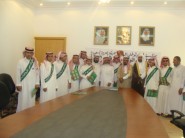 عاجل: شخص يقوم بإيقاف سيارته ثم يضرم النيران فيها ويهرب