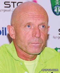 سماء غائمة إلى غائمة جزئياً على وسط وشرق المملكة