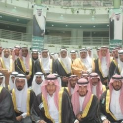 اخبارية عفيف ترصد بالفيديو .. عامل مطعم شهير بعفيف يعيد تعبئة علب المياه الفارغه  بعد جمعها من حاوية النفايات !