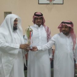 بالصور .. بلدية عفيف تنهي تجميل الشوارع وموقع حفل المحافظة استعدادا لعيد الفطر