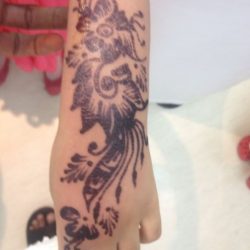 فرق الدفاع المدني تخمد حريقاً في منزل شعبي بمحافظة عفيف