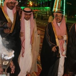 أطفال عفيف باللون الأخضر مشاركين عوائلهم باليوم الوطني في حديقة الملك عبدالعزيز بالمحافظة