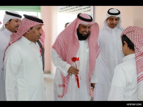 فريق “فينا خير” من طالبات الابتدائية التاسعة يزور المنومات بمستشفى عفيف