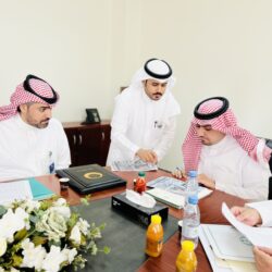 محافظ عفيف المكلف أ. سعد بن خريف يطلع على تقرير باحتياجات الأسرة بالمحافظة