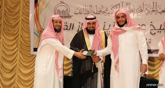 مواطن يشكو من حفرة مليئة بالمياة أمام منزله بعفيف