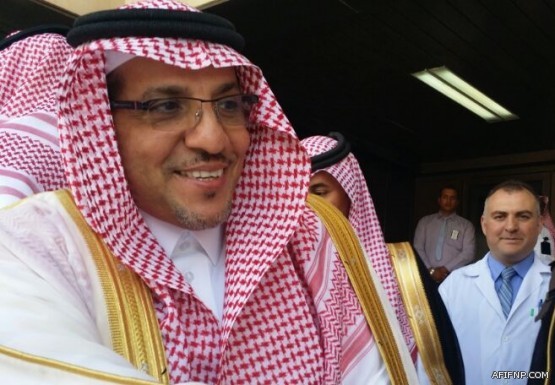 في بادرة جميلة..مواطن يزور المنومين بمستشفى عفيف ويقدّم لهم الهدايا