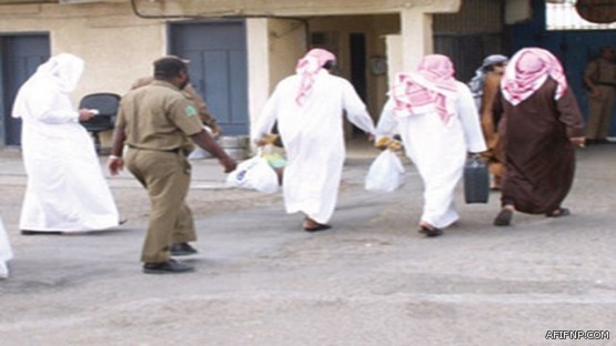 طفلة تعانق طموحات والدتها في اثراء المعرفة