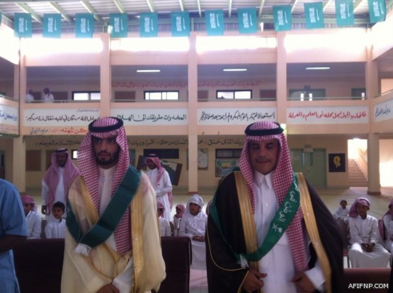 مدرسة ابي بكر الصديق بالخالدية تتوشح بأكبر صورة للملك