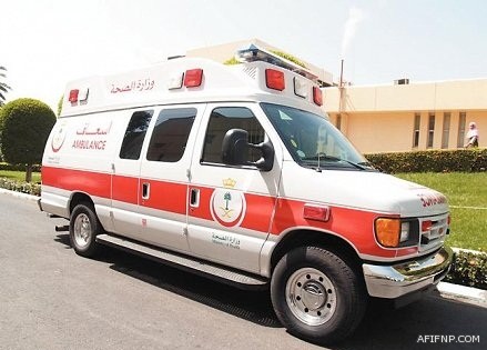 “مدني عفيف” يستخرج مركبة مقيم سقطت في حفريات الصرف