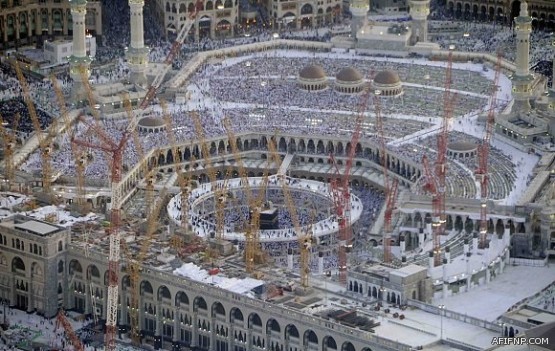 إقبال جماهيري لإلقاء نظرة على ساعة أبل الذكية