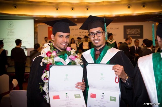 بحضور عميد كلية إدارة الاعمال منسوبي متوسطة ابن باز يحتفلون بالدكتور فوزي