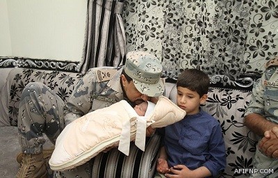 صورة لرجل أمن يحثو التراب على قبر الشهيد ?عوض المالكي? الأكثر تداولاً