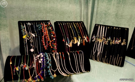 “هيئة عفيف” تصادر ملابس تحمل شعار وعبارات مجلة إباحية شهيرة