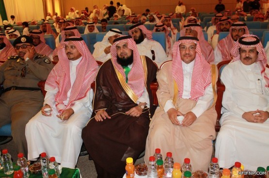 الرياض: ملثمان يقتحمان محلاً تجارياً بوضح النهار بالآلات الحادة ويسرقانه (فيديو)