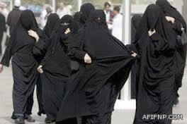 سباق راليات ومراهنات بين المراهقين في شوارع عفيف