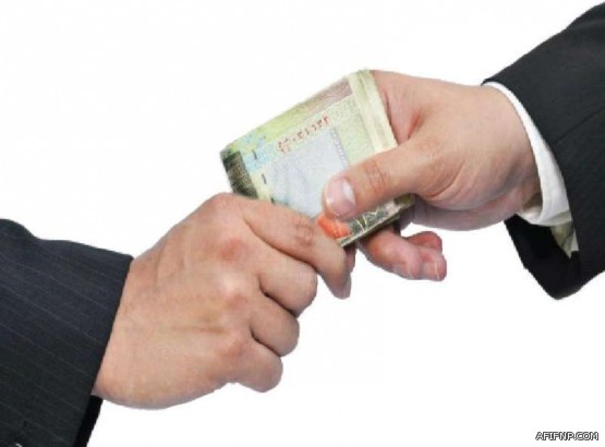 فيديو لمسن جالس أمام كرسيه المتحرك مقابل بوابة مستشفى عفيف يثير الأهالي