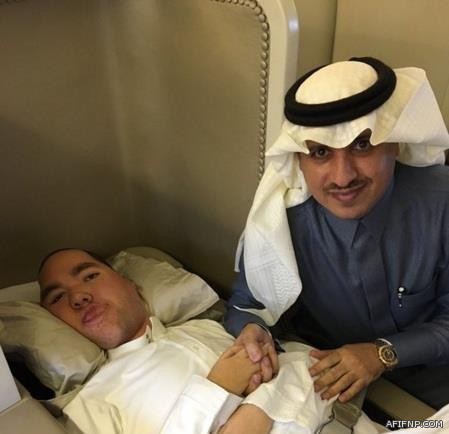 مغردون يتداولون صورة لولي العهد وهو يقبل يد شقيقه الأكبر