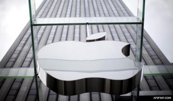 بالفيديو.. مخمور يرقص فوق سيارة بأحد شوارع الكويت ويعتدي على رجل أمن