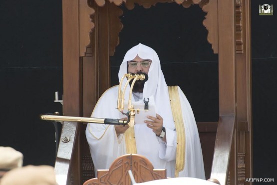 معلم يباشر تدريس طلابه في اليوم التالي لتقاعده ويذرف الدمع طالباً السماح له بالبقاء معهم