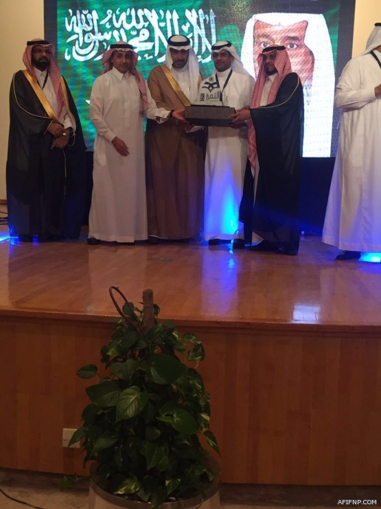 طالب بهونج كونج يقلد إمام الحرم “المعيقلي” في حضوره ويبكي لحظة عناقه له