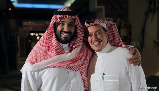 شاهد.. توقيع الأمير محمد بن سلمان على “رؤية المملكة 2030”