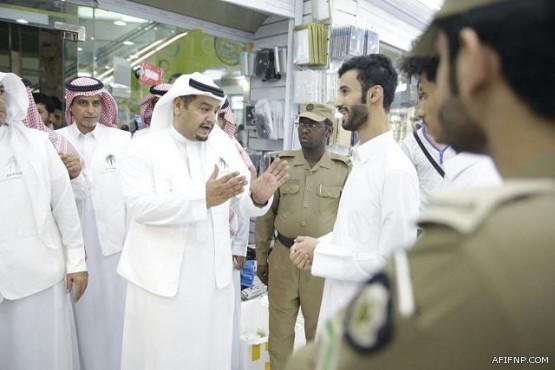 الدفاع المدني يخمد حريق نشب في البنك العربي بعفيف